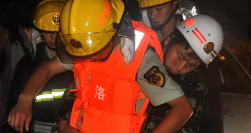 出租車掉進(jìn)洪流 山陽(yáng)消防官兵緊急營(yíng)救