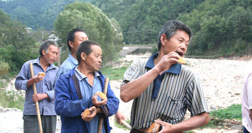 中秋節(jié)不忘農(nóng)民工 丹鳳桃坪鄉(xiāng)黨員干部工地過節(jié)