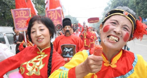 新郎騎馬新娘坐轎 商洛街頭一對(duì)新人婚禮有特色