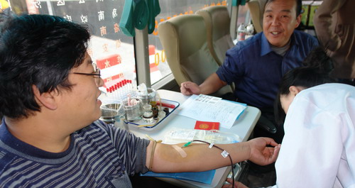 義務(wù)獻血車開進商洛日報