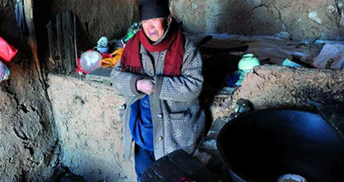 商洛90歲老太獨居山廟 吃水要翻兩座山去旁村提