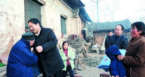 商州獨(dú)居山廟的老人下山了 90歲高齡吃素不吃葷