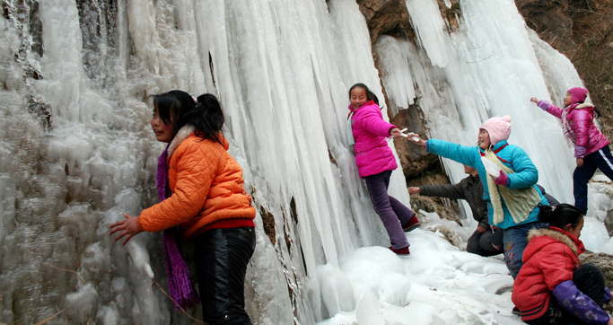  蟒嶺山驚現(xiàn)冰瀑奇觀(guān) 游人嘆是大自然神奇杰作