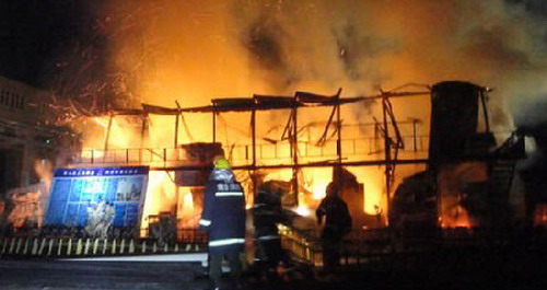 學(xué)校工棚突發(fā)大火 消防官兵成功撲救