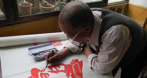 73歲老人創(chuàng)作大幅剪紙為建黨90周年獻(xiàn)禮