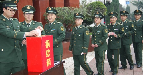 武警商洛市支隊開展“向扶貧點獻(xiàn)愛心”活動