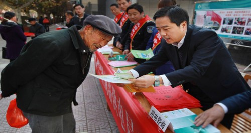 商洛供電局走上街頭宣傳用電知識(shí)