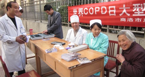 市中心醫(yī)院醫(yī)務(wù)人員上街宣傳慢性阻塞性肺疾病知識(shí)