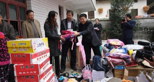 商洛人保九洲車(chē)友會(huì)花栗小學(xué)獻(xiàn)愛(ài)心