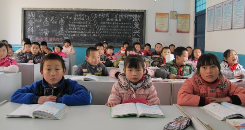 山村孤童進(jìn)城上學(xué)