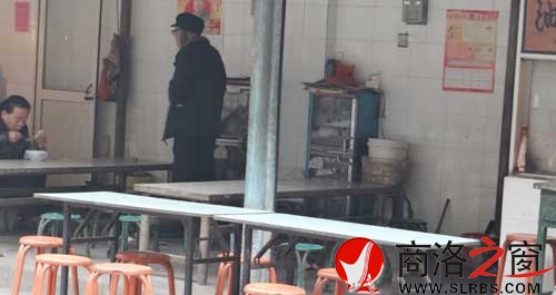 早餐結(jié)束后，攤點(diǎn)的餐桌下滿(mǎn)是廢棄的垃圾。