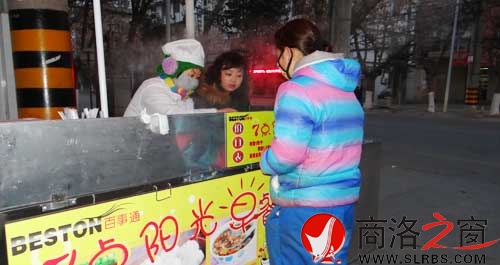 1月10日，天還沒(méi)有完全亮，李亞婷就在市區(qū)商中路口招呼前來(lái)購(gòu)買(mǎi)早餐的顧客。