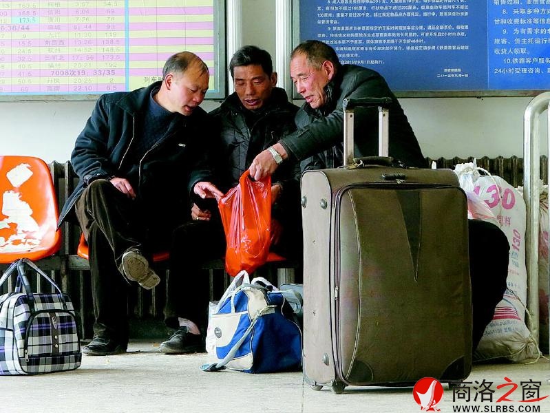 他們?nèi)齻€(gè)人坐在一起，面前放著大大小小的行李包
