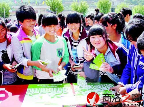 4月30日，“綠書簽行動2014”系列宣傳活動給丹鳳縣資峪鎮(zhèn)九年制學校捐贈價值2萬余元的圖書