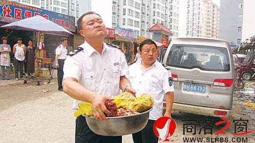 執(zhí)法人員搬走已經(jīng)做成的牛肉