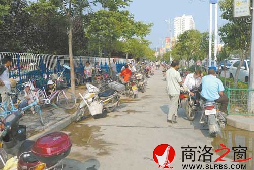 整頓前，務(wù)工人員集中在馬路上。