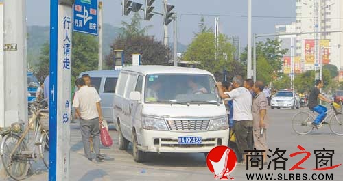 整頓前，來了一個雇主，務(wù)工者蜂擁而上，堵了交通，安全也沒有保障。