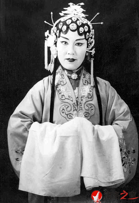 1978 年，敬素貞在二黃《楊門女將》中飾演柴郡主。