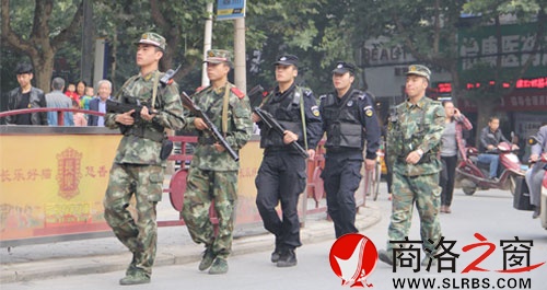 節(jié)日期間市、區(qū)公安機(jī)關(guān)和駐商武警開展武裝聯(lián)勤