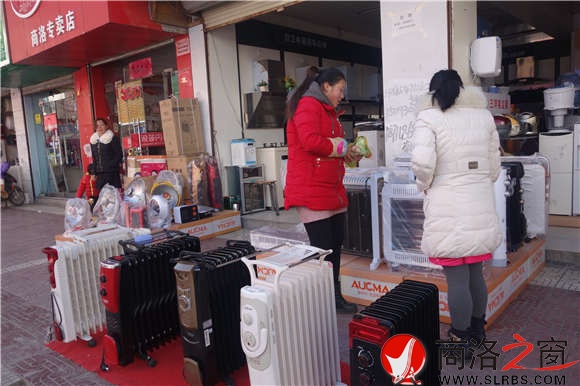 寒冬時(shí)節(jié)，市區(qū)商州商城里賣取暖小家電的商鋪生意興隆，不時(shí)有顧客前來(lái)詢問(wèn)購(gòu)買(mǎi)。