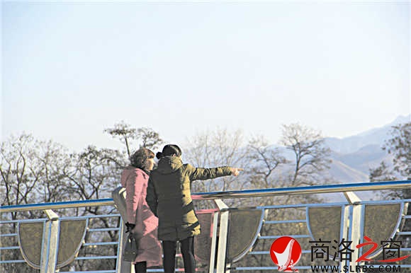 站在環(huán)城北路上，商洛市區(qū)盡收眼底，環(huán)城北路已經(jīng)成為商洛城市的一條觀景路。