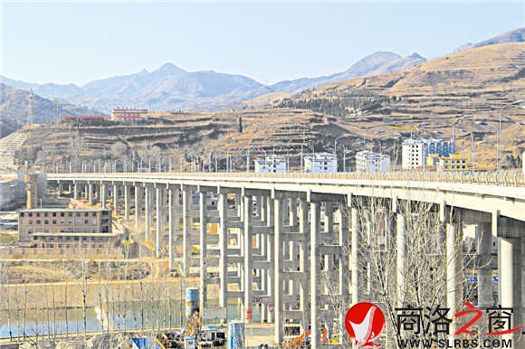 北環(huán)路一號(hào)大橋橫跨丹江，是商洛市區(qū)最大的高架橋，與仙娥湖大壩相映成輝，成為城市一個(gè)新亮點(diǎn)。