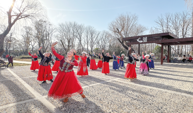 蓮湖邊舞出別樣“夕陽紅”