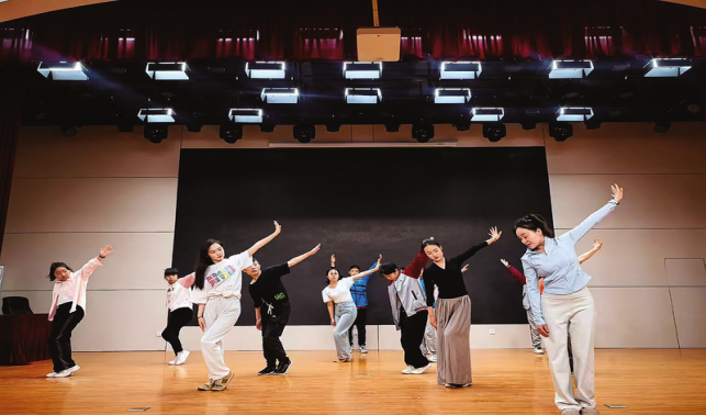 以熱愛(ài)舞動(dòng)青春