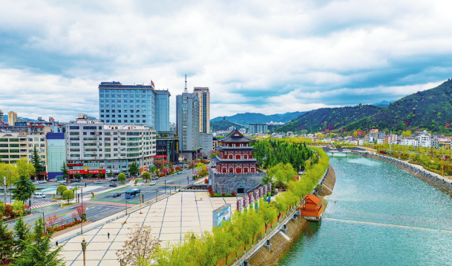 丹水潮涌千帆競(jìng) 風(fēng)正揚(yáng)帆破浪行