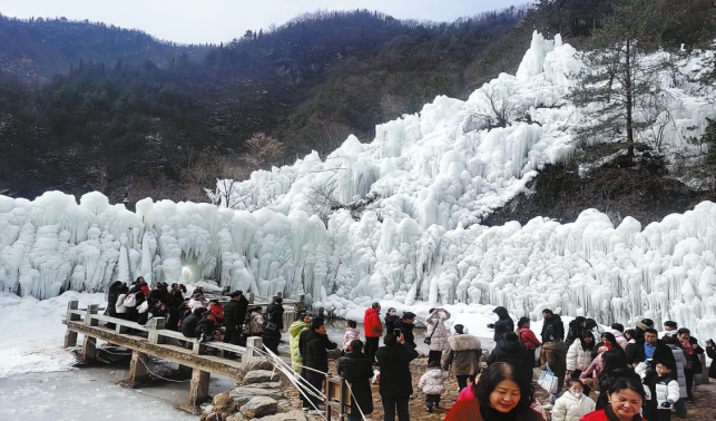 冰瀑引客來(lái) 節(jié)前暖意濃