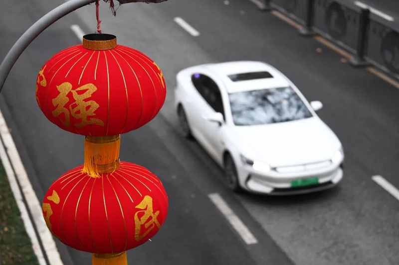 2月9日，寶山南路上已掛上喜氣洋洋的大紅燈籠，節(jié)日氛圍濃厚。