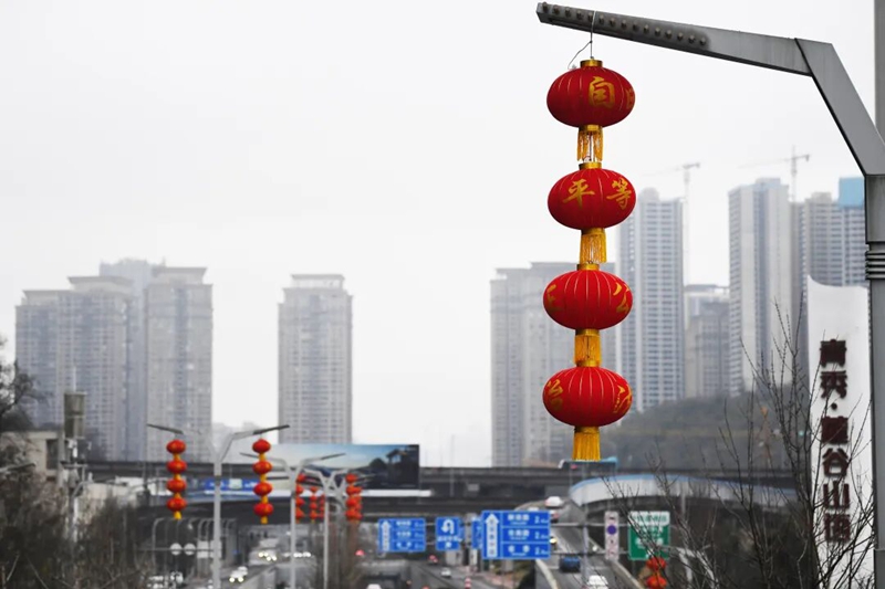 2月9日，花冠路燈桿上懸掛的大紅燈籠格外醒目。