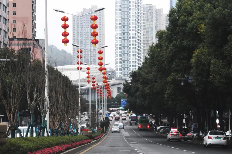 2月9日，新華路燈桿上懸掛的大紅燈籠格外醒目。