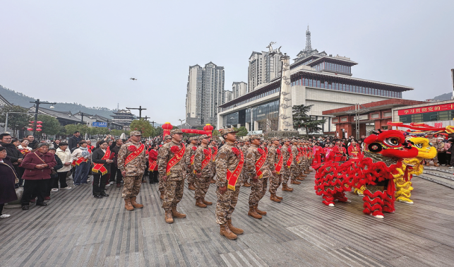 熱血青春獻(xiàn)國防 戎裝啟程赴兵營