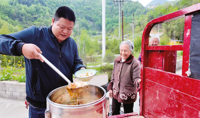 流動(dòng)餐車(chē)托起老人幸?！笆彻狻?>
<span id=