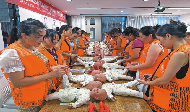 拓寬就業(yè)路    唱響致富曲