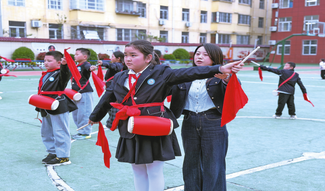 腰鼓躍動(dòng) 自信成長(zhǎng)