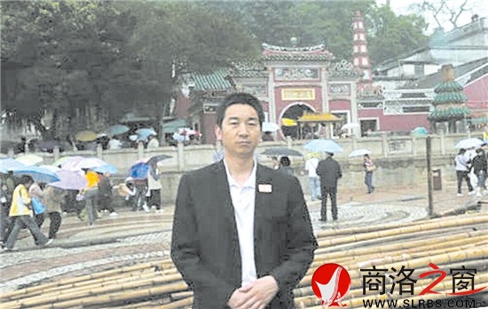 陳志民，網(wǎng)名草衣木食，1968年生于丹鳳，曾在軍中多年，現(xiàn)任北京某勘察公司董事。