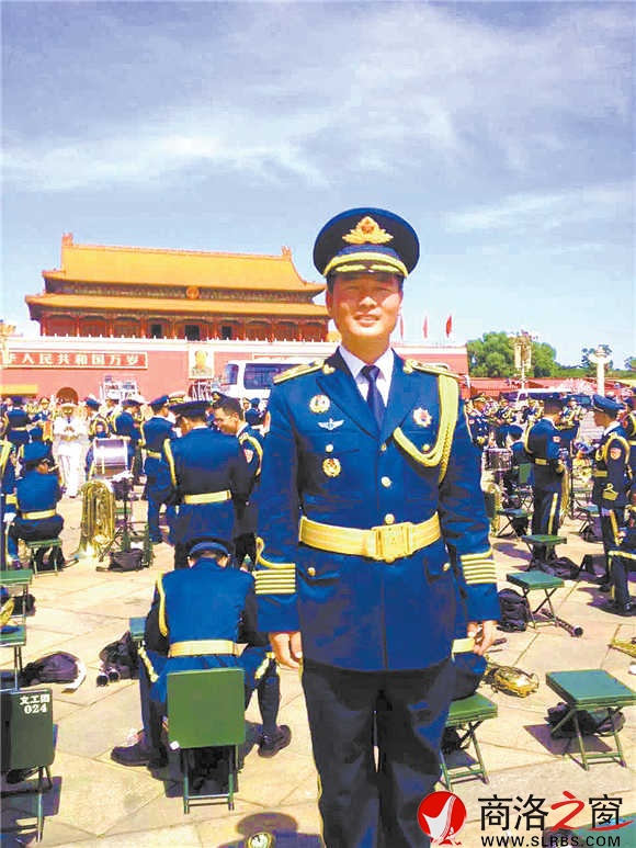 閱兵結(jié)束后，陳沖趕緊讓戰(zhàn)友為自己拍照留念，把這一激動時刻永遠(yuǎn)定格。