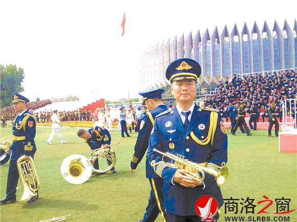 陳沖在閱兵村參加合唱團(tuán)合練。