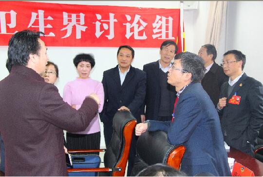 2月5日下午，市政協(xié)四屆一次會(huì)議科技、體育、醫(yī)療衛(wèi)生界委員在小組討論休息時(shí)間，還在熱烈討論提案修改的幾個(gè)細(xì)節(jié)問(wèn)題。