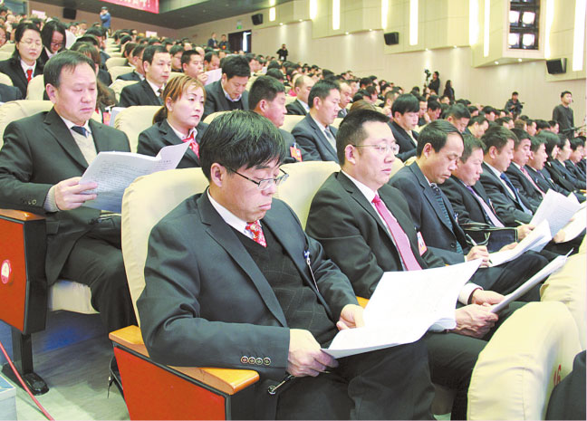 2月5日上午，市四屆人大一次會(huì)議開(kāi)幕，出席大會(huì)的市人大代表認(rèn)真聆聽(tīng)政府工作報(bào)告。