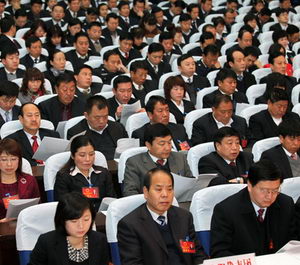 人大代表、政協(xié)委員認(rèn)真聽(tīng)取市人大常委會(huì)工作報(bào)告和兩院工作報(bào)告