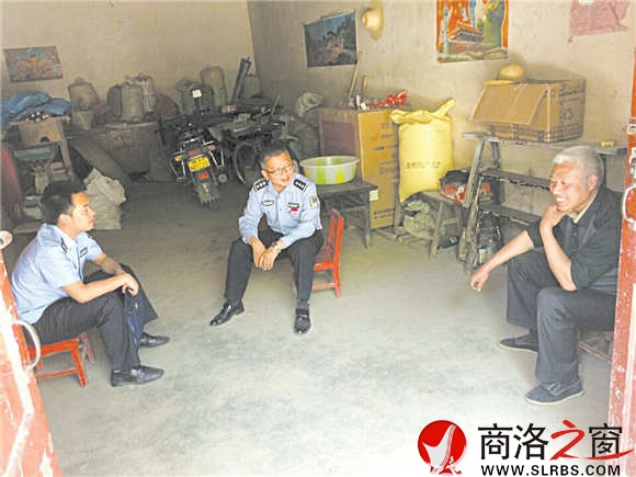 汪毅在轄區(qū)走訪，了解民情。