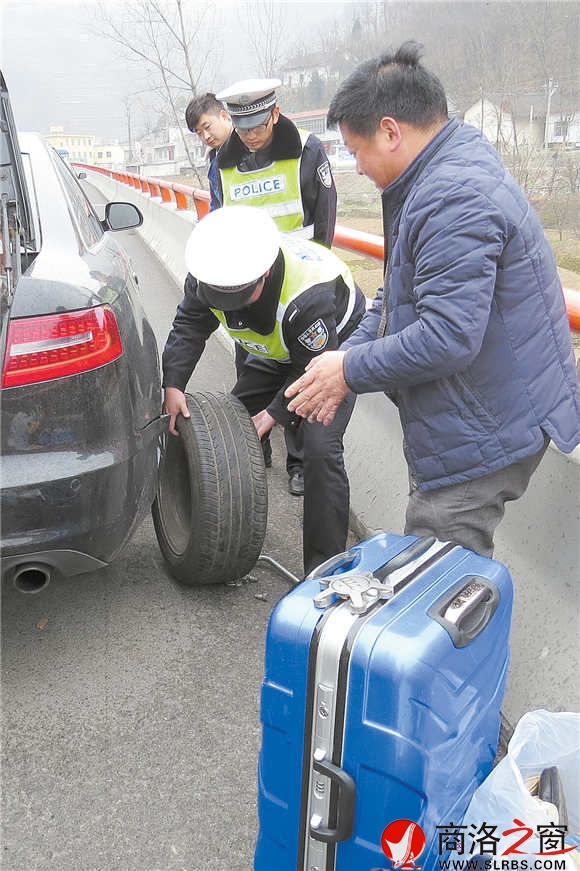 幫助故障車輛換輪胎