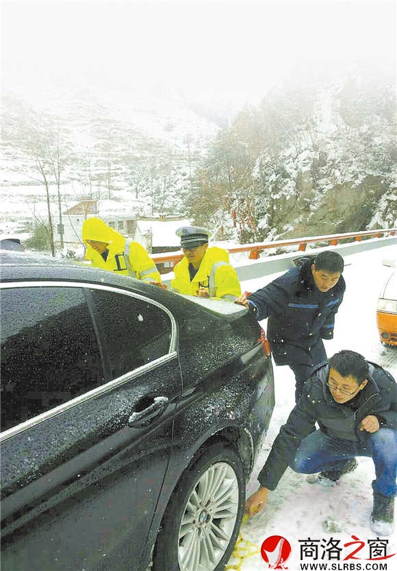 下雪天，是高速民警最辛苦的時(shí)候。