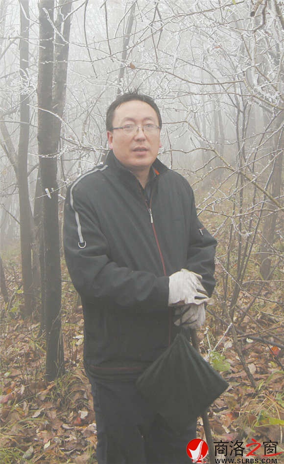 程曉迤冒著風(fēng)雪進(jìn)山勘察現(xiàn)場(chǎng)