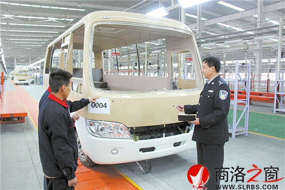 入冬以來，安建明多次深入園區(qū)企業(yè)進行安全檢查，確保企業(yè)生產(chǎn)安全。