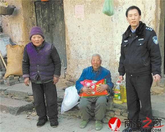 困難群眾是彭江濤的&ldquo;親人&rdquo;，逢年過(guò)節(jié)彭江濤總要上門慰問(wèn)并給他們送些生活必需品。