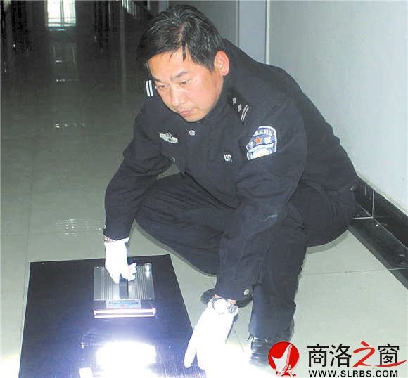 盧洪慶正在現(xiàn)場(chǎng)檢查鞋印